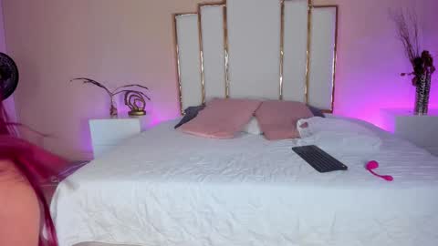 Snapshot of annaswift_ chatting on 11/08/25, 04:01 Anna online show from 11/08/25, 04:01