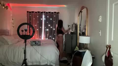 Snapshot of annaxoxo_ chatting on 12/17/25, 07:53 annaxoxo_ online show from 12/17/25, 07:53