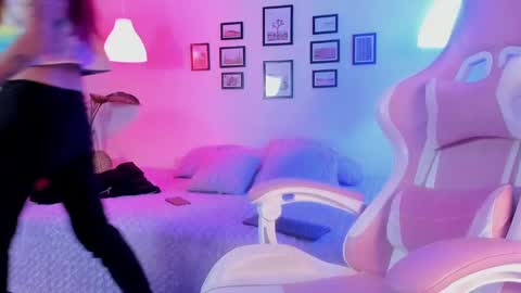 Snapshot of anne_bloom_ chatting on 12/30/24, 12:43 Anne online show from 12/30/24, 12:43