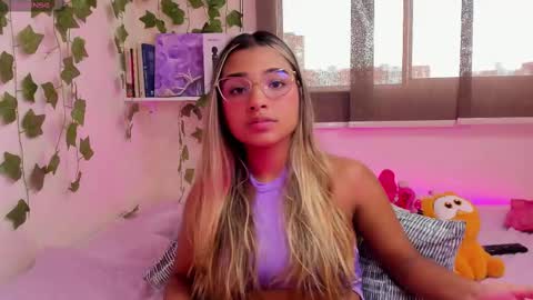 Snapshot of annebull_ chatting on 02/19/25, 09:58 Anne online show from 02/19/25, 09:58