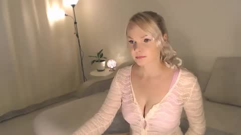 Snapshot of annett chatting on 09/24/25, 12:47 Annett online show from 09/24/25, 12:47