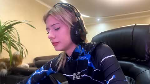 annie1fuc4 online show from 03/18/26, 04:10