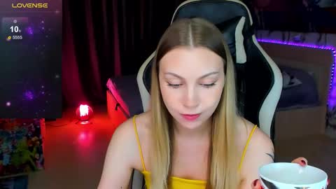 Snapshot of annie69kiss chatting on 10/19/25, 03:23 Annie online show from 10/19/25, 03:23