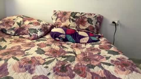 Annie  online show from 12/17/24, 07:48