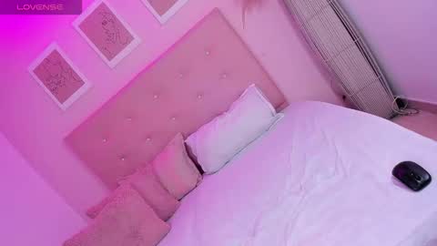 annie_dolce_ online show from 10/22/25, 10:20