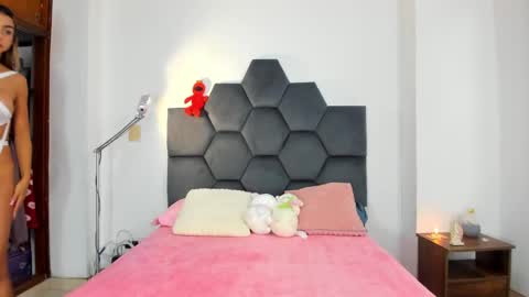 Snapshot of annie_dreams69 chatting on 12/12/24, 04:43 Annie online show from 12/12/24, 04:43