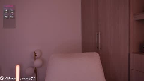 Snapshot of annie_evans24 chatting on 10/29/25, 08:54 Annie Evans online show from 10/29/25, 08:54