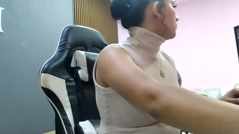 Snapshot of annie_hanss chatting on 12/20/25, 11:23 Ann online show from 12/20/25, 11:23