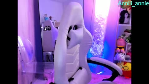 Snapshot of annie_snow_ chatting on 05/12/26, 10:07 JEANNE no olvides seguirme dont forget follow me uu online show from 05/12/26, 10:07