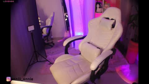 Snapshot of annie_snow_ chatting on 06/15/26, 01:52 JEANNE no olvides seguirme dont forget follow me uu online show from 06/15/26, 01:52