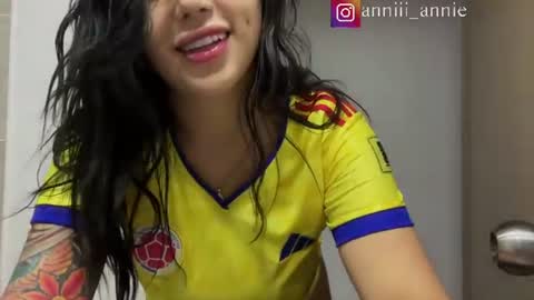 Snapshot of annie_snow_ chatting on 07/03/26, 09:32 JEANNE no olvides seguirme dont forget follow me uu online show from 07/03/26, 09:32