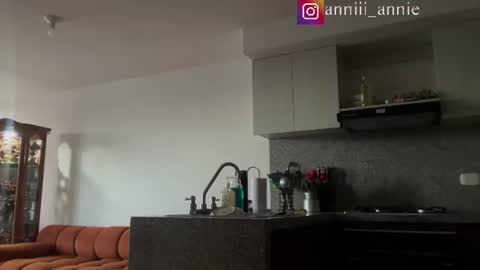 Snapshot of annie_snow_ chatting on 07/10/26, 10:45 JEANNE no olvides seguirme dont forget follow me uu online show from 07/10/26, 10:45