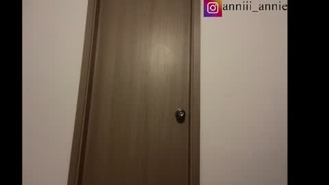 Snapshot of annie_snow_ chatting on 07/23/26, 01:58 JEANNE no olvides seguirme dont forget follow me uu online show from 07/23/26, 01:58