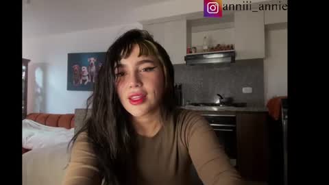 Snapshot of annie_snow_ chatting on 07/25/26, 10:40 JEANNE no olvides seguirme dont forget follow me uu online show from 07/25/26, 10:40