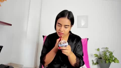 Annie online show from 10/01/25, 02:01