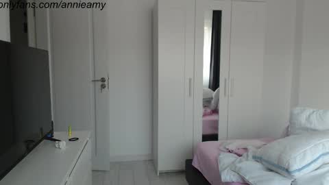 Annie online show from 01/17/25, 01:13