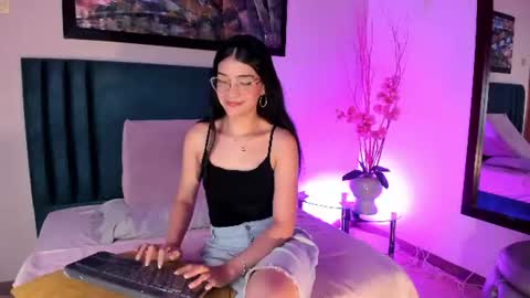 Snapshot of anniebluee_ chatting on 06/23/26, 01:09 Annie Bluee online show from 06/23/26, 01:09