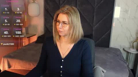 Annie online show from 12/23/25, 06:00