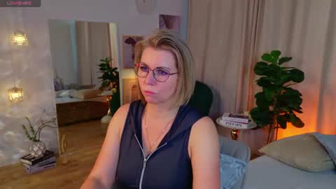 Snapshot of annielight chatting on 06/13/26, 08:34 Annie online show from 06/13/26, 08:34