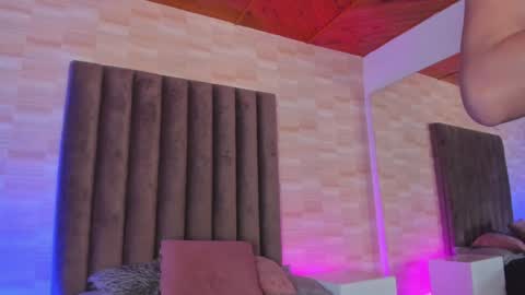 Snapshot of anniie_and_alex chatting on 12/20/24, 06:13 Annie Alex online show from 12/20/24, 06:13