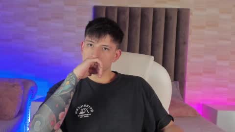 Snapshot of anniie_and_alex chatting on 12/31/24, 01:08 Annie Alex online show from 12/31/24, 01:08