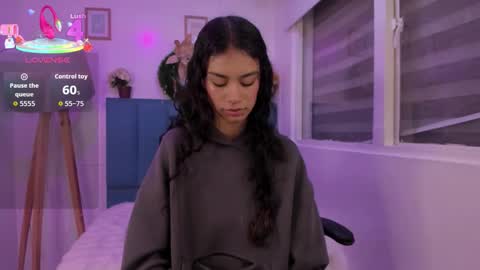 Snapshot of anniie_evans1 chatting on 12/19/25, 04:14 Annie Evans online show from 12/19/25, 04:14