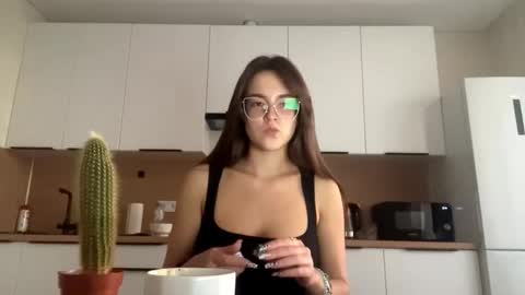 Snapshot of annisguion chatting on 09/11/25, 03:12 Leila Bruno online show from 09/11/25, 03:12