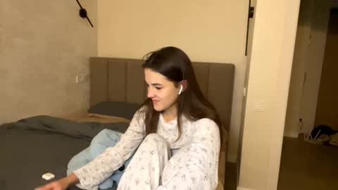 Snapshot of annisguion chatting on 10/31/25, 02:29 Leila Bruno online show from 10/31/25, 02:29