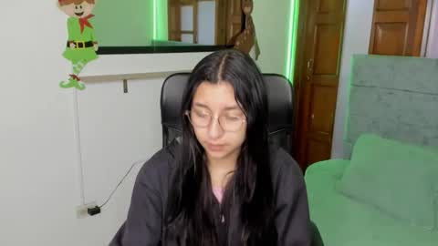 Snapshot of anny_jones01 chatting on 12/17/25, 11:27 anny_jones01 online show from 12/17/25, 11:27