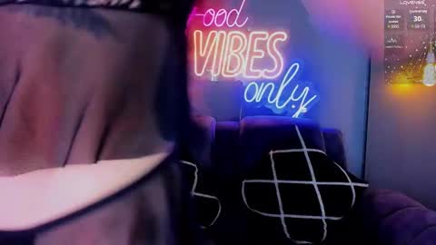 anny_loves online show from 11/01/25, 05:59