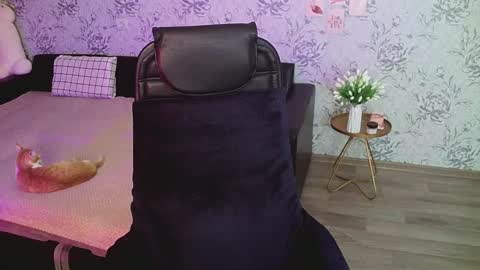 Annie online show from 12/26/24, 12:14