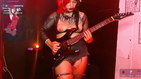 Snapshot of anny_velvetpain chatting on 12/17/25, 01:22 Annie online show from 12/17/25, 01:22