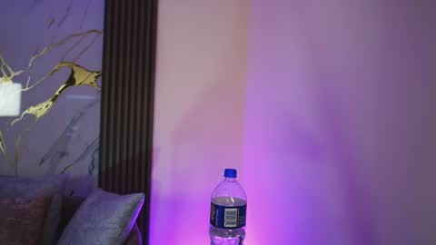 Snapshot of annybuny chatting on 09/18/25, 12:07 Ana online show from 09/18/25, 12:07