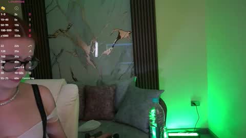 Snapshot of annybuny chatting on 09/27/25, 12:43 Ana online show from 09/27/25, 12:43