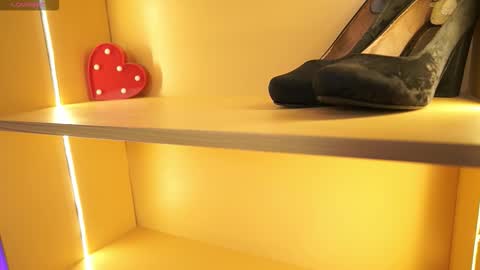 Snapshot of annybuny chatting on 12/04/25, 11:41 Ana online show from 12/04/25, 11:41