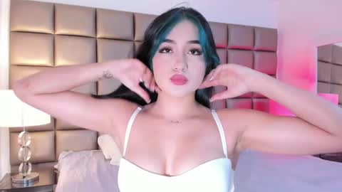 Snapshot of annyhizzle chatting on 01/05/25, 09:47 online show from 01/05/25, 09:47