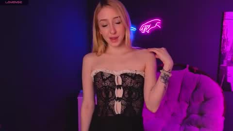 Snapshot of anora_babe chatting on 03/28/26, 02:49 Anora Babe online show from 03/28/26, 02:49