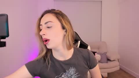 Snapshot of anthonelaa777 chatting on 09/20/25, 02:56 Anthonela online show from 09/20/25, 02:56