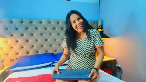 Anthonelaa   online show from 04/25/26, 08:17