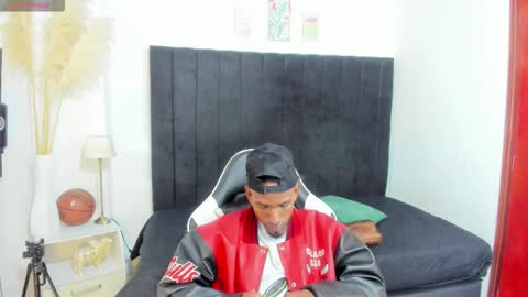 Snapshot of anthoy_wayans chatting on 12/14/25, 11:20 online show from 12/14/25, 11:20