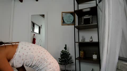 Snapshot of antonelabella chatting on 12/15/24, 08:36 Antonela online show from 12/15/24, 08:36