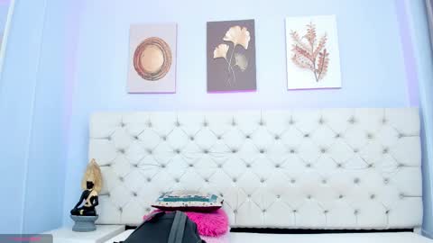 Snapshot of antonella_hotkiss chatting on 02/19/25, 03:39 Antonella online show from 02/19/25, 03:39