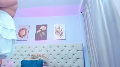 Snapshot of antonella_hotkiss chatting on 02/20/25, 04:18 Antonella online show from 02/20/25, 04:18