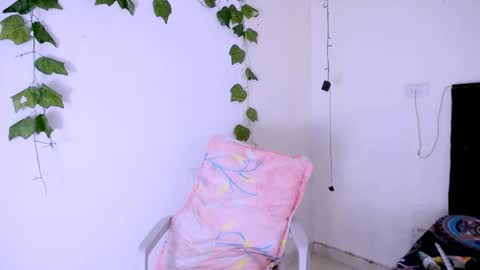 Snapshot of antonella_mcry chatting on 12/17/25, 10:27 antonella online show from 12/17/25, 10:27