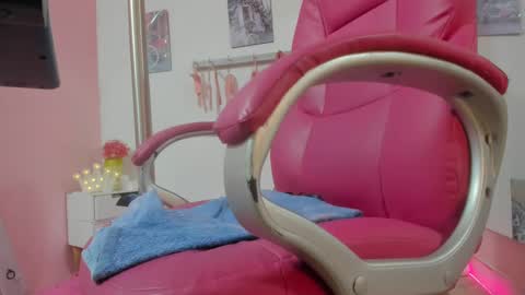 Snapshot of antonellakling_ chatting on 01/28/25, 12:43 ANTONELLA online show from 01/28/25, 12:43