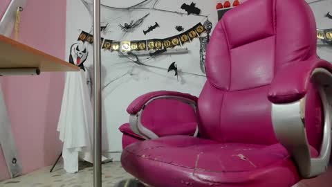 Snapshot of antonellakling_ chatting on 10/19/25, 11:05 ANTONELLA online show from 10/19/25, 11:05