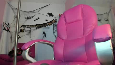 Snapshot of antonellakling_ chatting on 10/25/25, 10:15 ANTONELLA online show from 10/25/25, 10:15