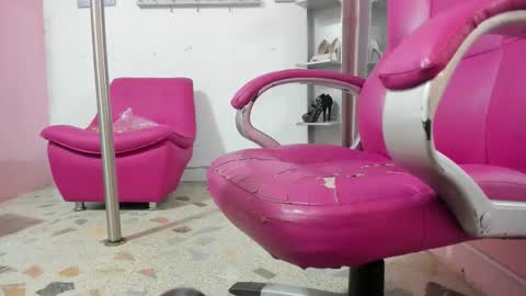 Snapshot of antonellakling_ chatting on 11/17/25, 12:00 ANTONELLA online show from 11/17/25, 12:00