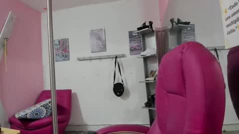 Snapshot of antonellakling_ chatting on 12/01/25, 11:48 ANTONELLA online show from 12/01/25, 11:48