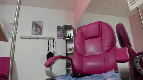 Snapshot of antonellakling_ chatting on 12/14/25, 11:48 ANTONELLA online show from 12/14/25, 11:48